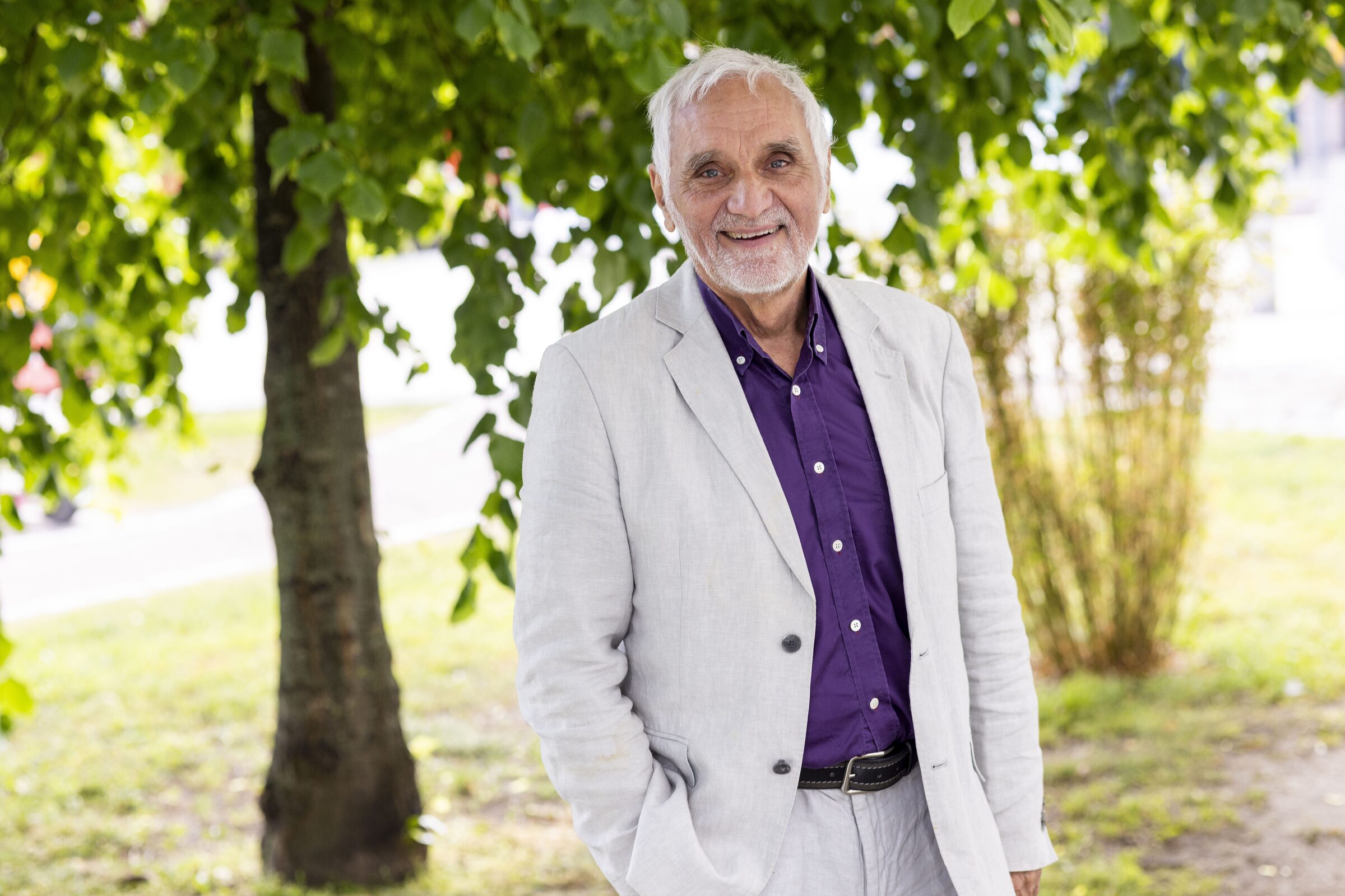 Thomas Ahrens, leende utomhus under ett träd